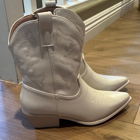 TOP Moda White Ankle Booties - Picture 1 of 5